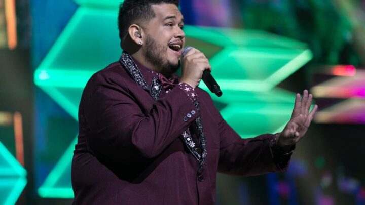 Thiago Acácio participa do “Canta Comigo” na Record TV com clássico da Mocidade Independente de Padre Miguel