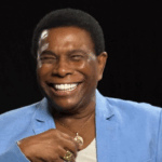 Neguinho da Beija-Flor leva samba e emoção ao Casarão do Firmino