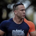 Caio Moraes, personal trainer e atleta conhecido como “marombeiro híbrido”, ganha destaque ao unir força e resistência