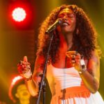 Liniker se manifesta após crítica de fã sobre encontro em bar: “Gostam de me perseguir”